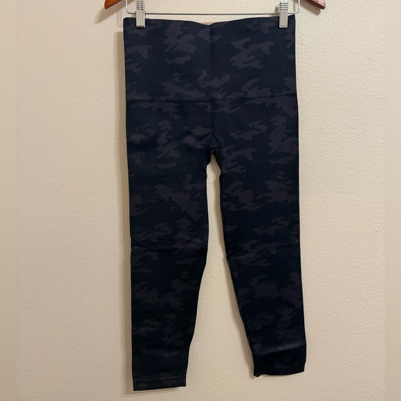 Spanx Look At Me Now Seamless Cropped Leggings size XL Camo Black - Picture 5 of 8